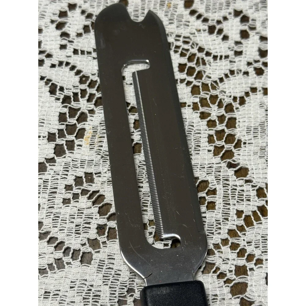 Pampered Chef - Cheese Knife Slicer/Spreader Stainless W/Protective Cover #1125